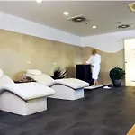 إن إتش سيتي فندق 4*